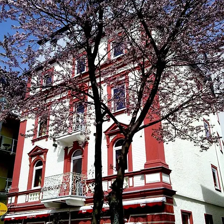 ホテル トラウベ 3*