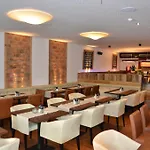 特劳伯酒店 3*